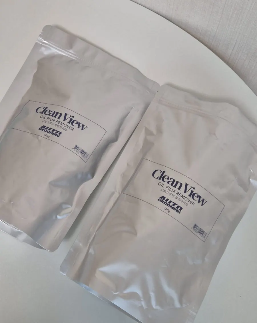 CleanView oil film remover and included work towel
