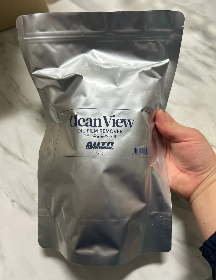 AutoGrooming Clean View oil film remover packaging and included towel