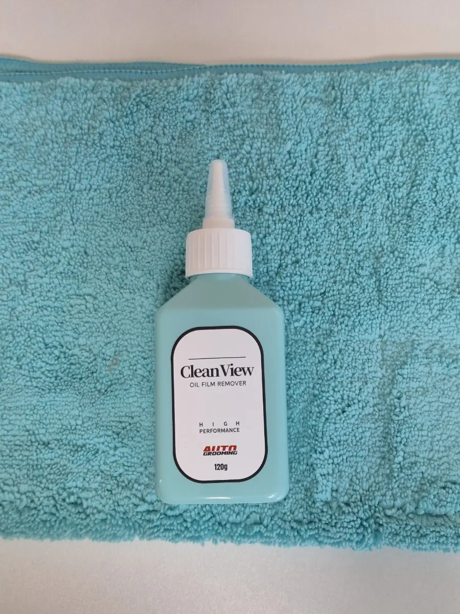 Oil film remover packaged with a sky-blue towel
