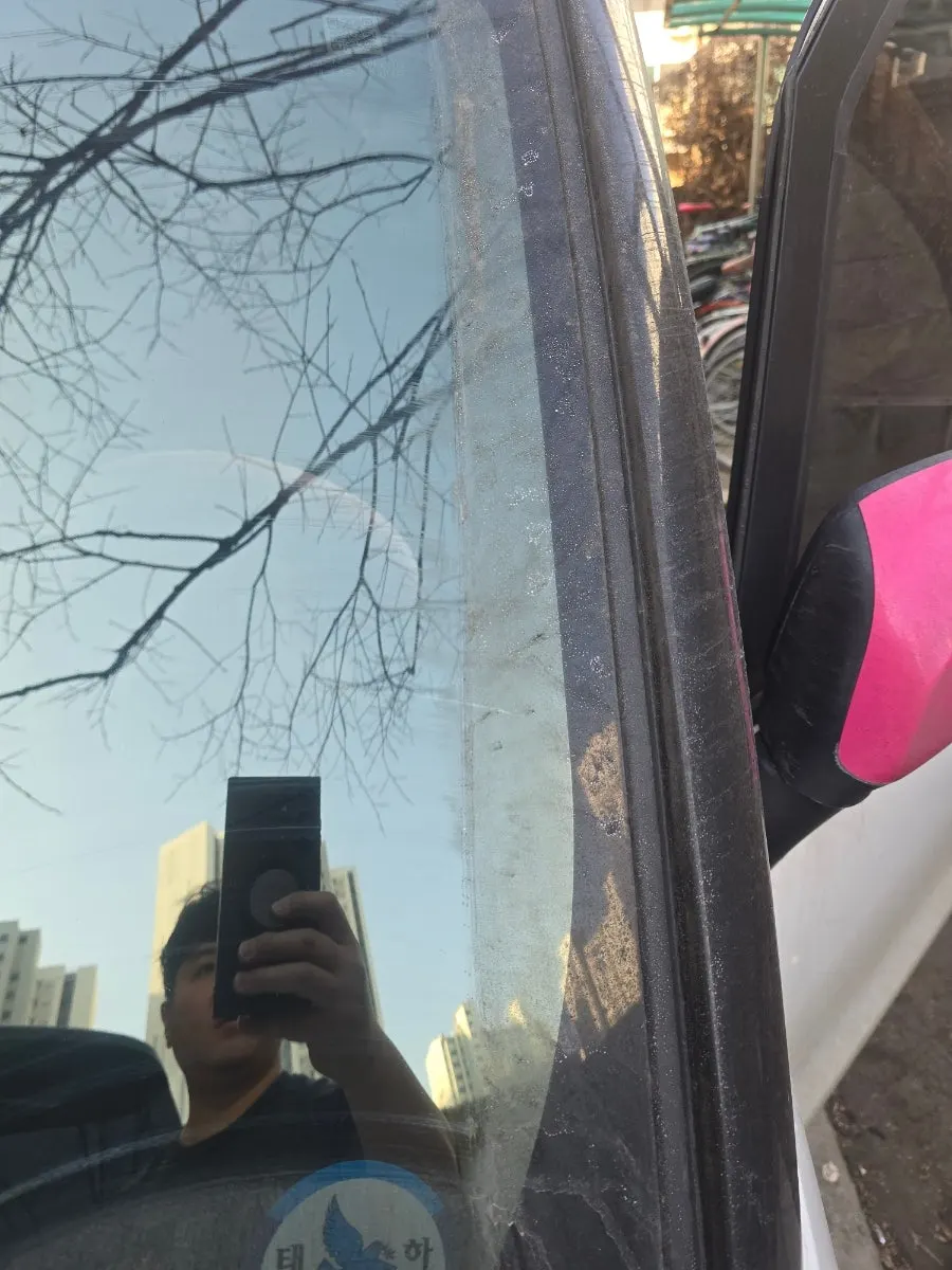 물기 있는 차량 유리의 유막 제거 작업