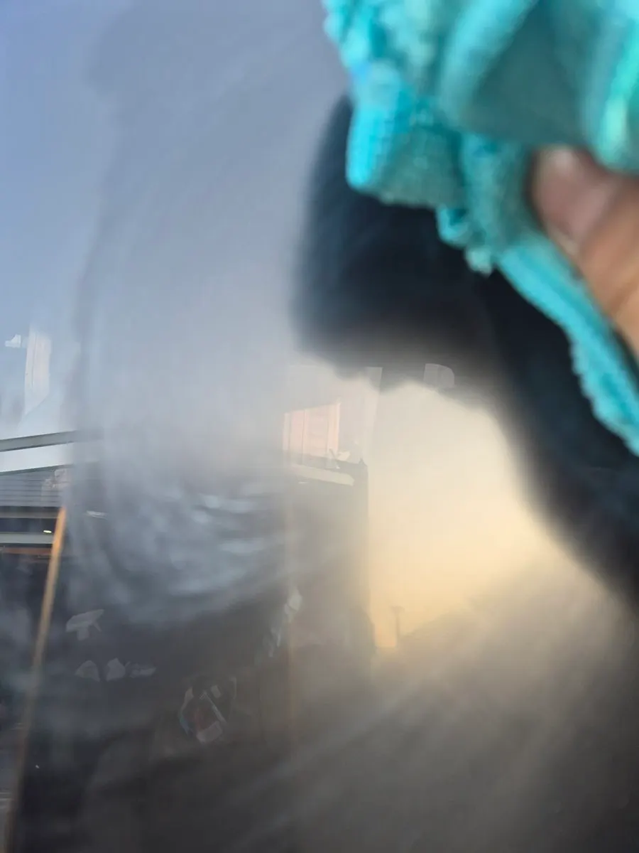 Car glass wiped dry after oil film removal