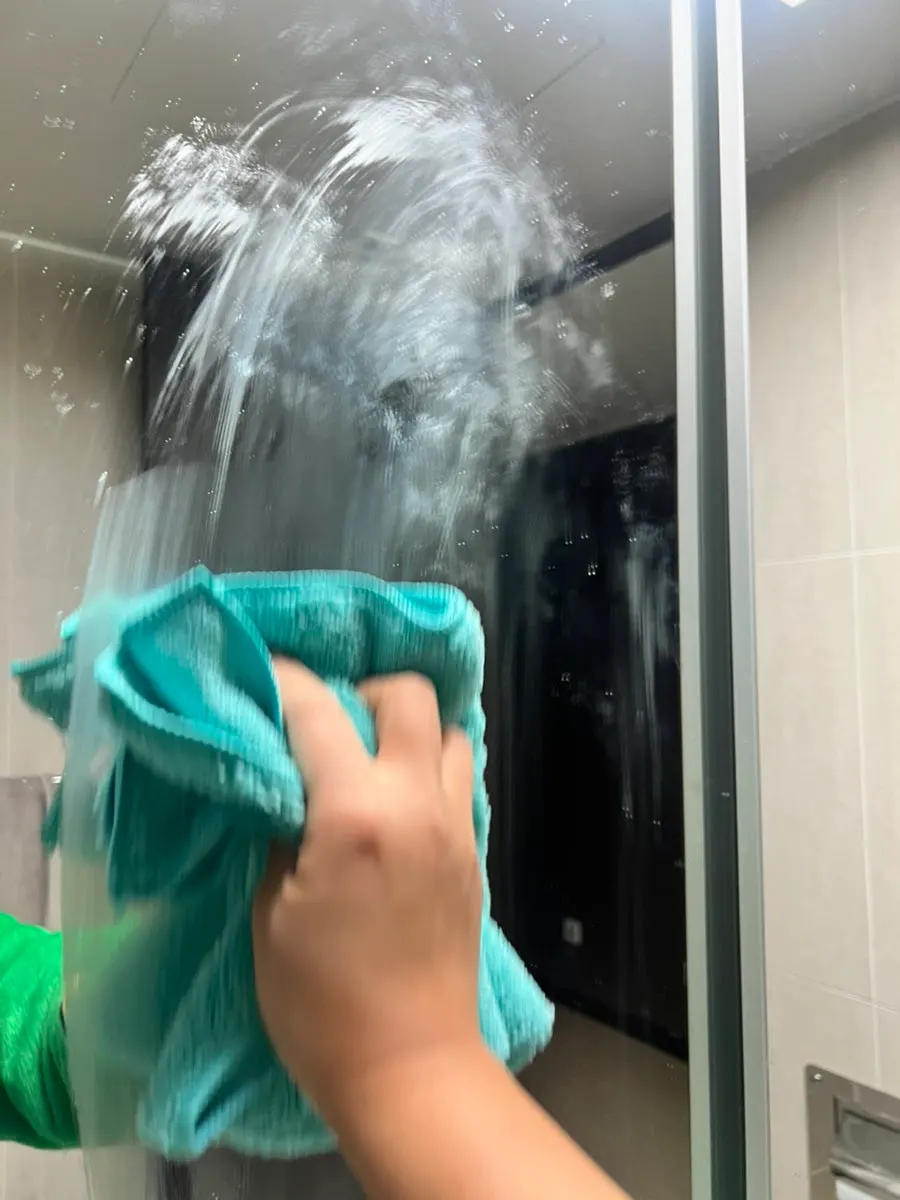 샤워부스 유막 관리를 위한 클린뷰 사용 장면