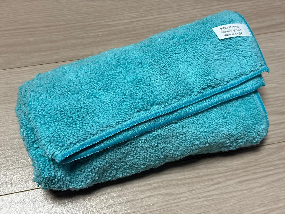 Rubbing oil-film remover with a towel after washing the car