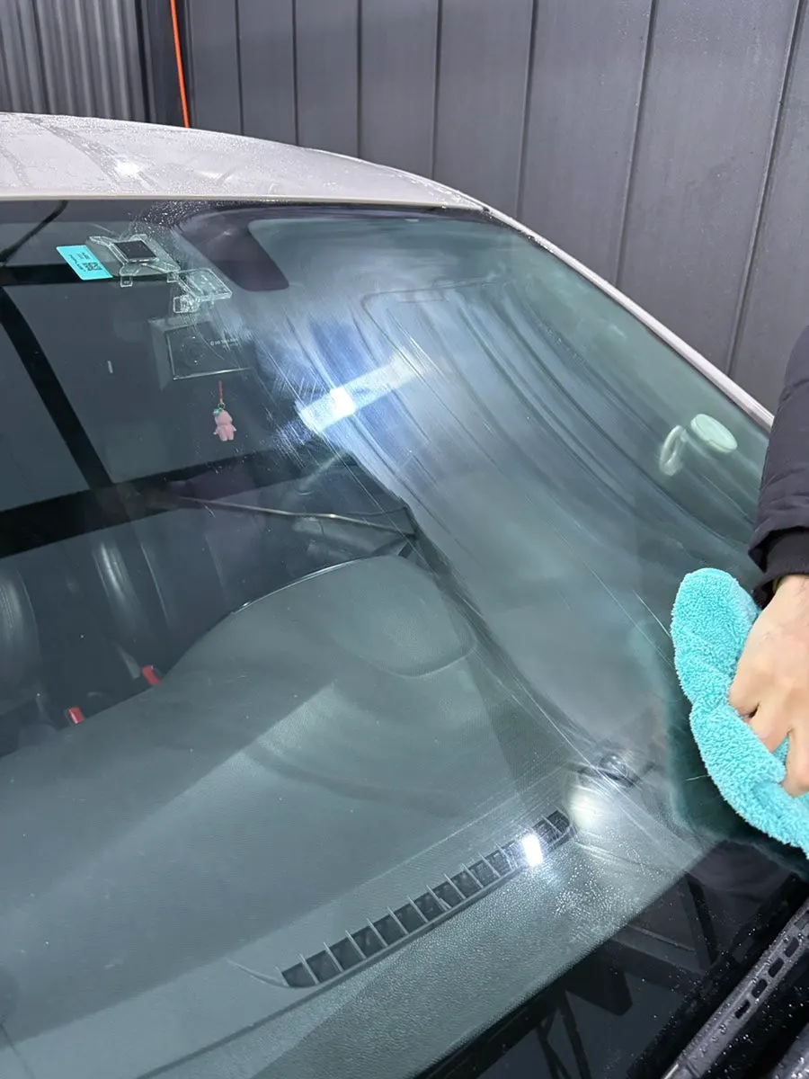 Car window after using AutoGrooming oil film remover