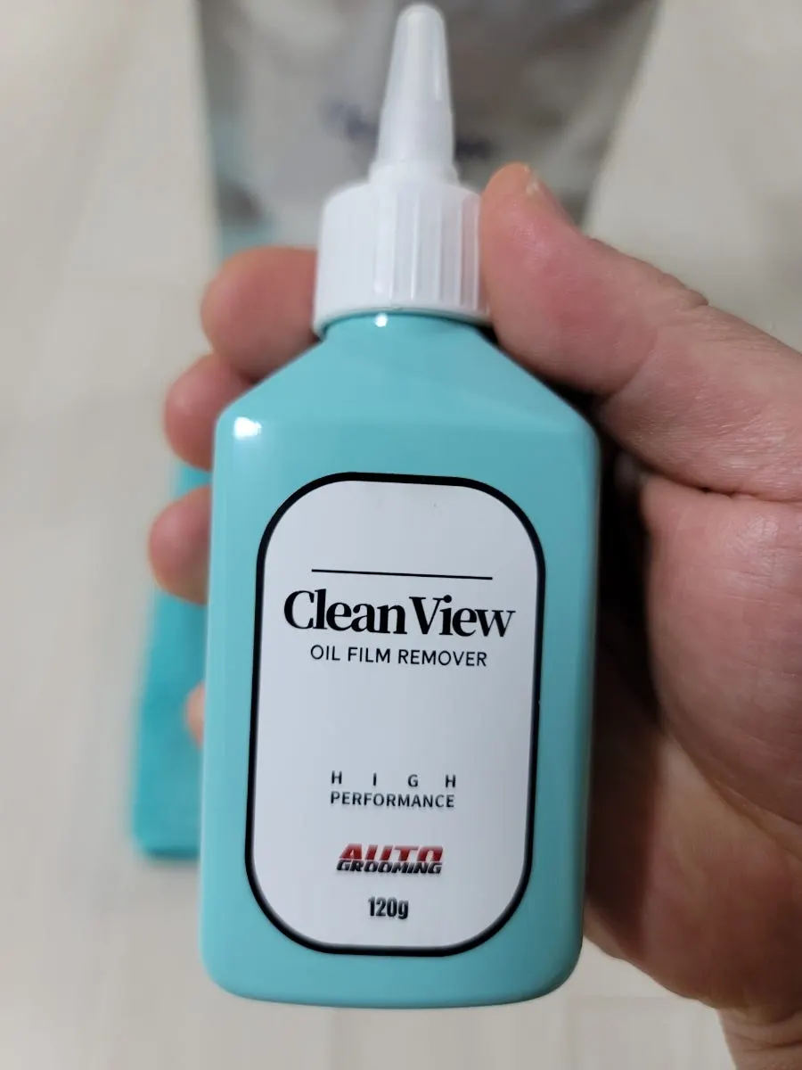 Car glass that needed care because of spreading water