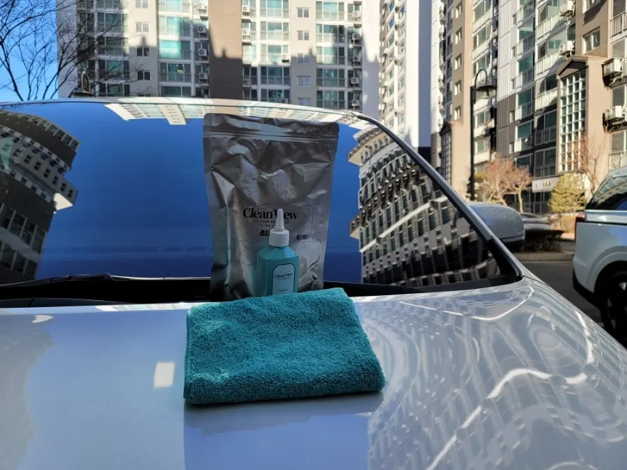 Car glass rinsed with water after oil-film removal