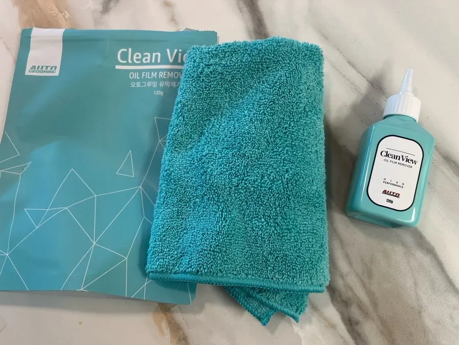 Cleaning car glass with Clean View oil-film remover