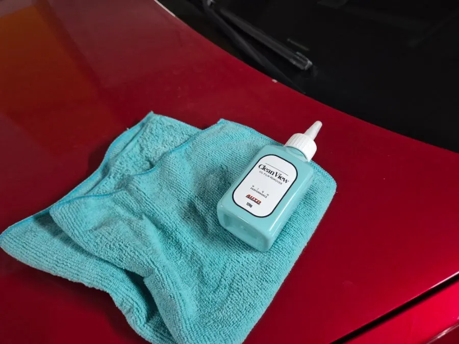 Car glass maintenance with oil-film remover