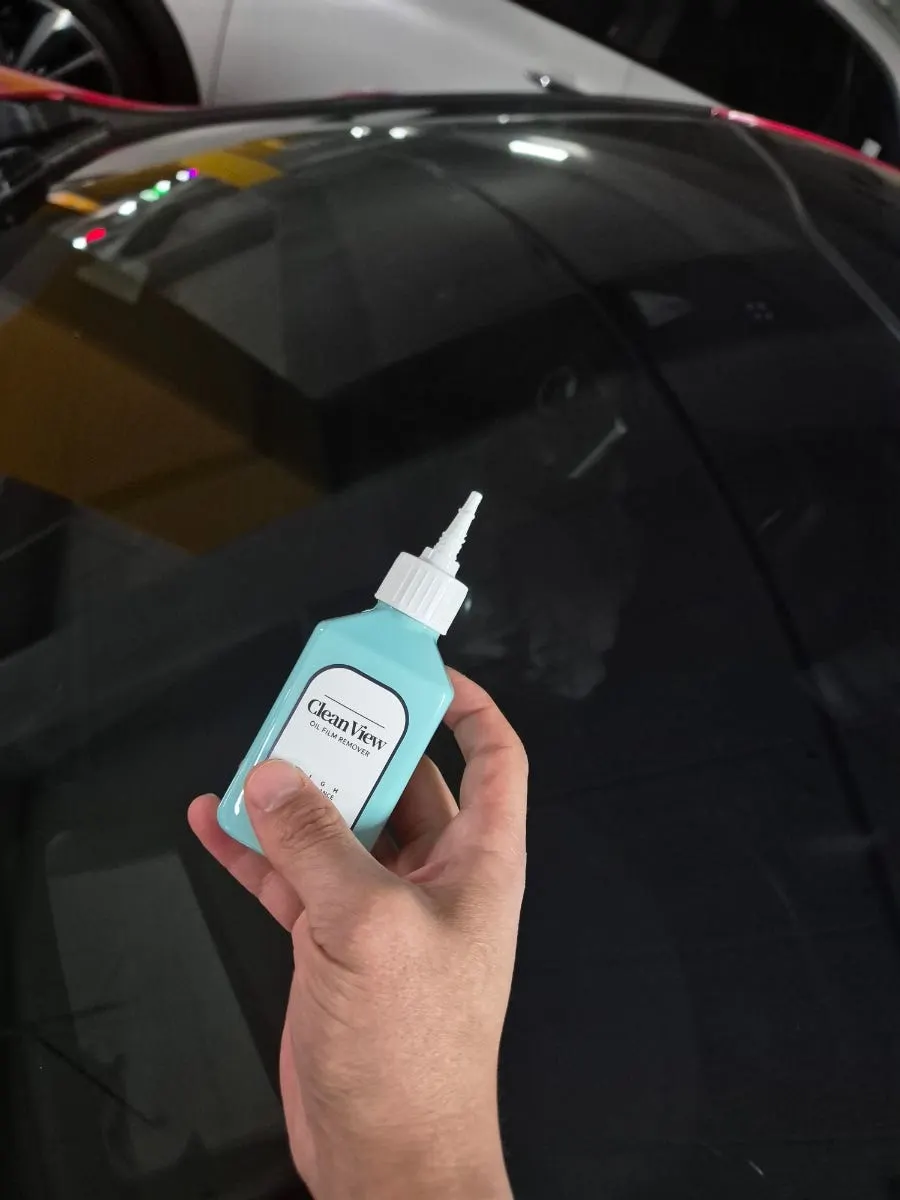 Car rubber trim checked during oil-film removal