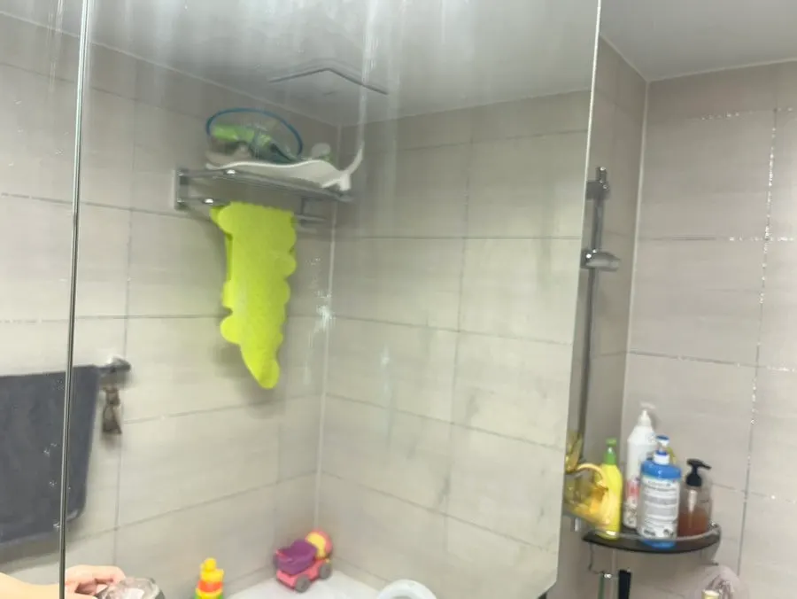 Cleaning glass with oil-film remover and the dedicated towel