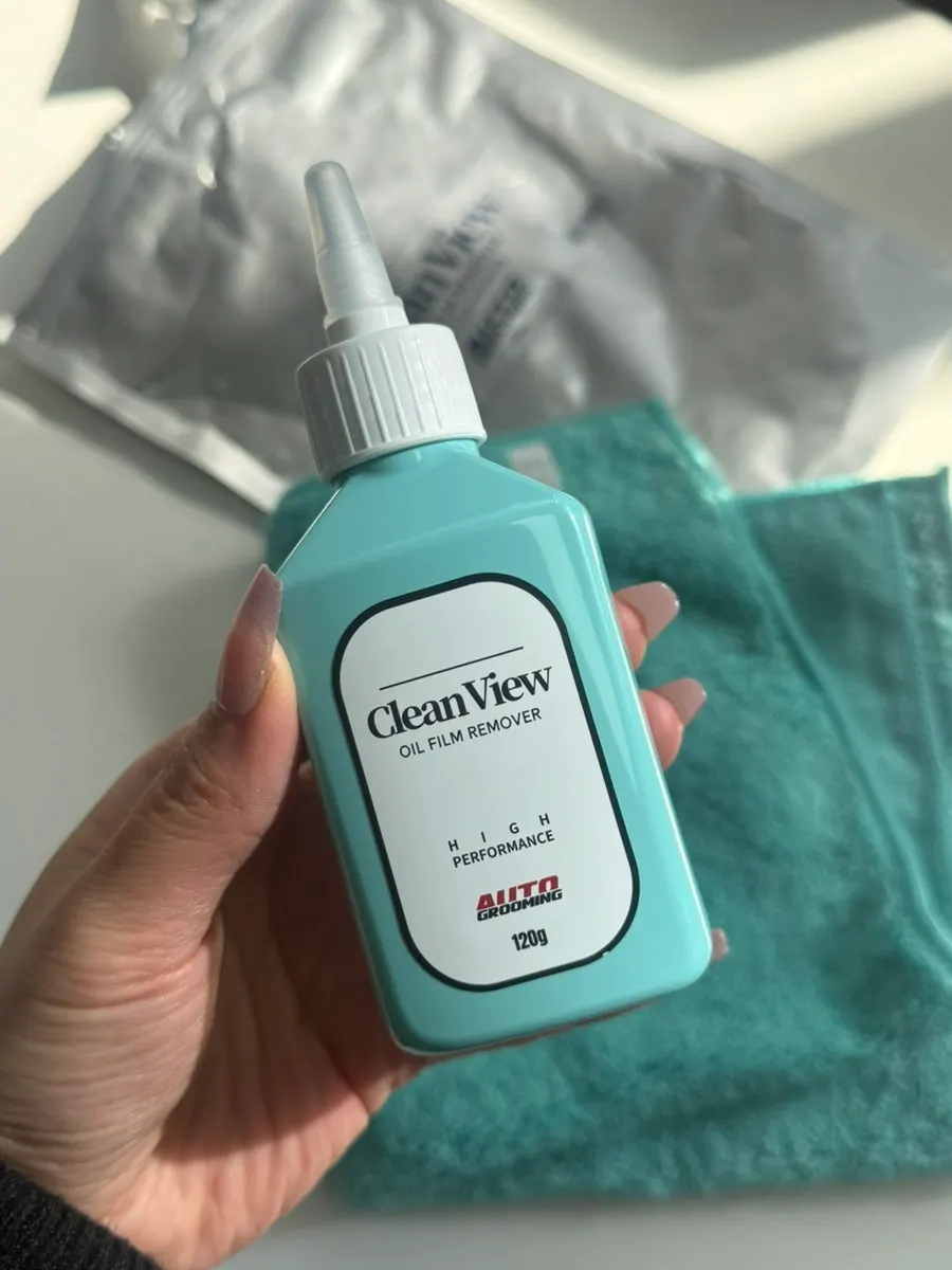 Rubbing the glass surface with a towel to remove oil film