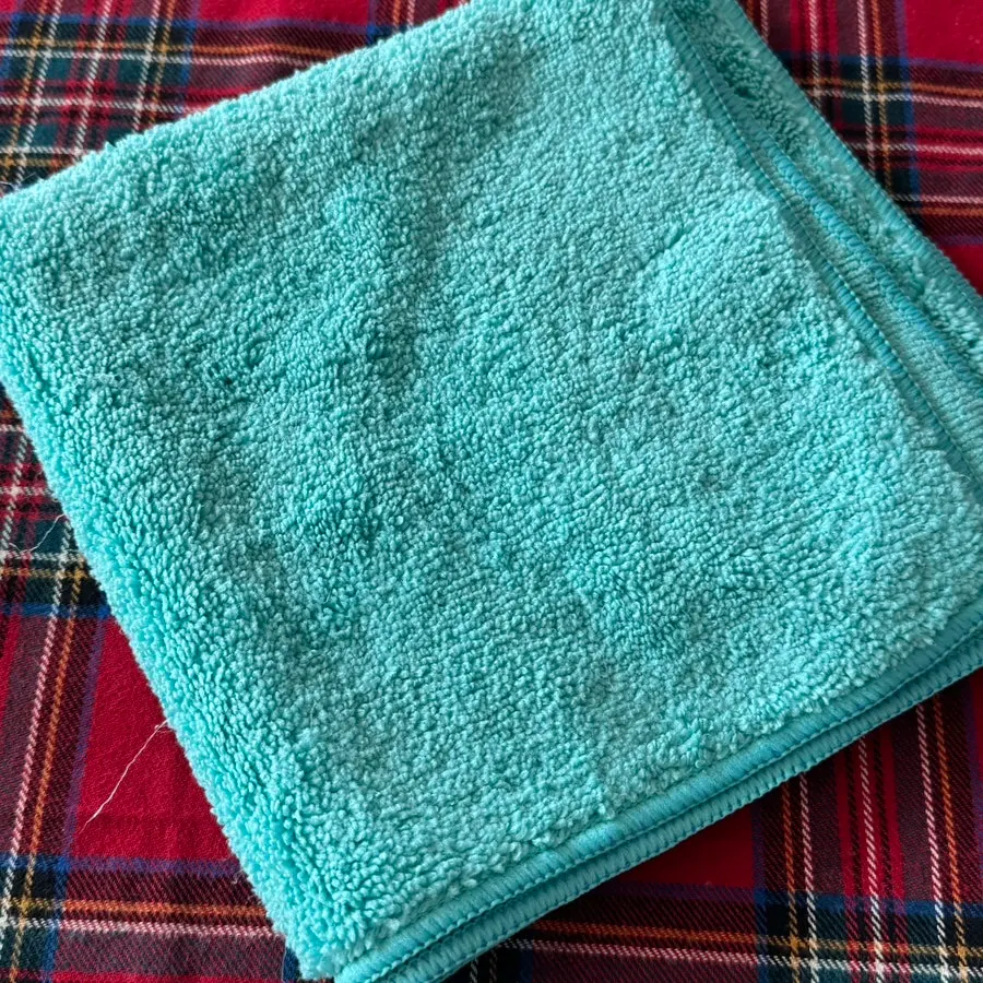 AutoGrooming Clean View oil-film remover and included work towel