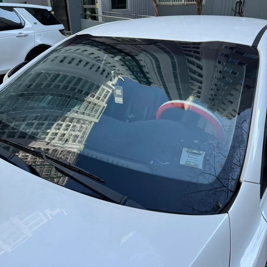 Car glass after oil-film removal with AutoGrooming Clean View