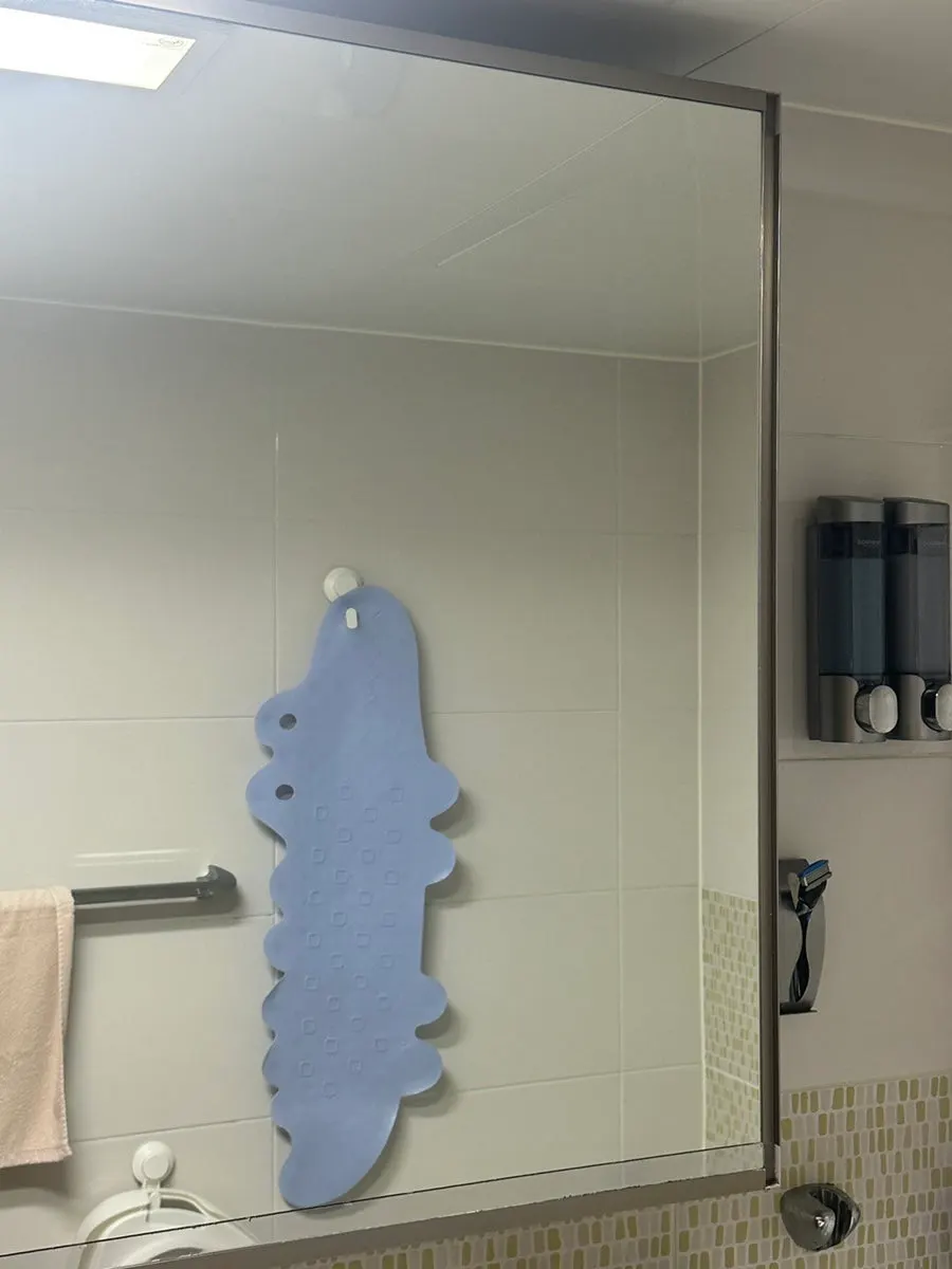 Bathroom cleaning while wiping away the glass film remover solution