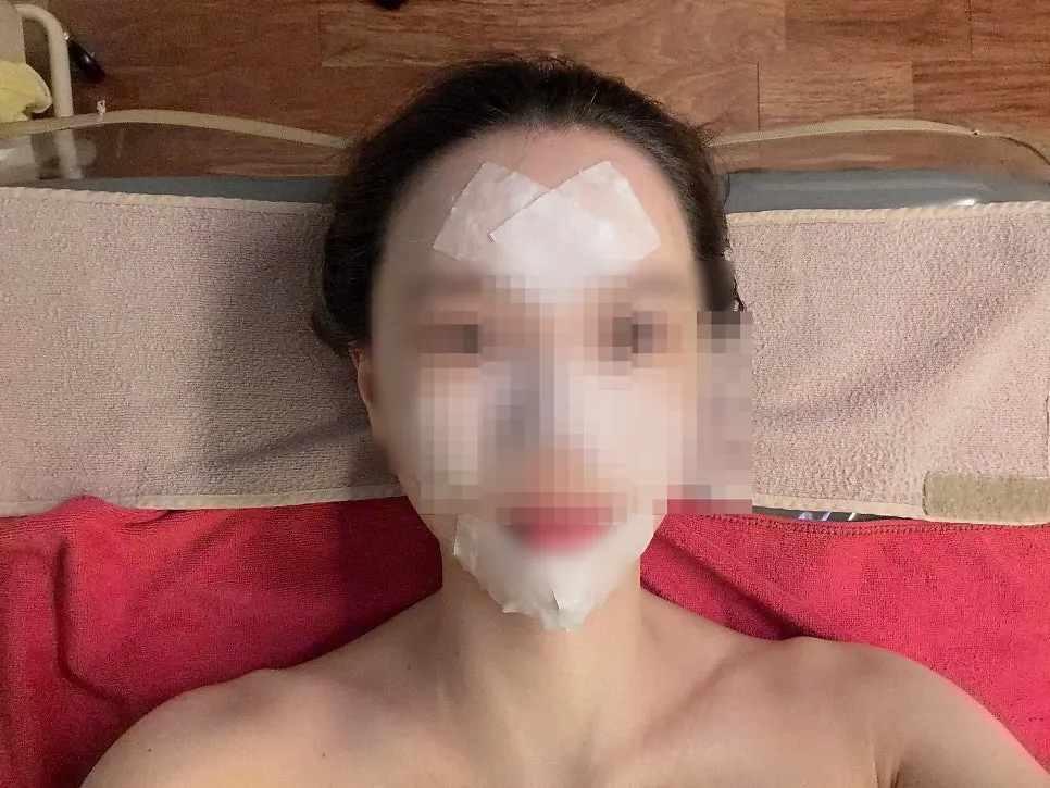 워터필링기로 피지 정리하는 관리 장면