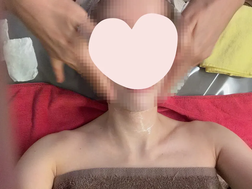 얼굴과 데콜테 수기 마사지 받는 모습