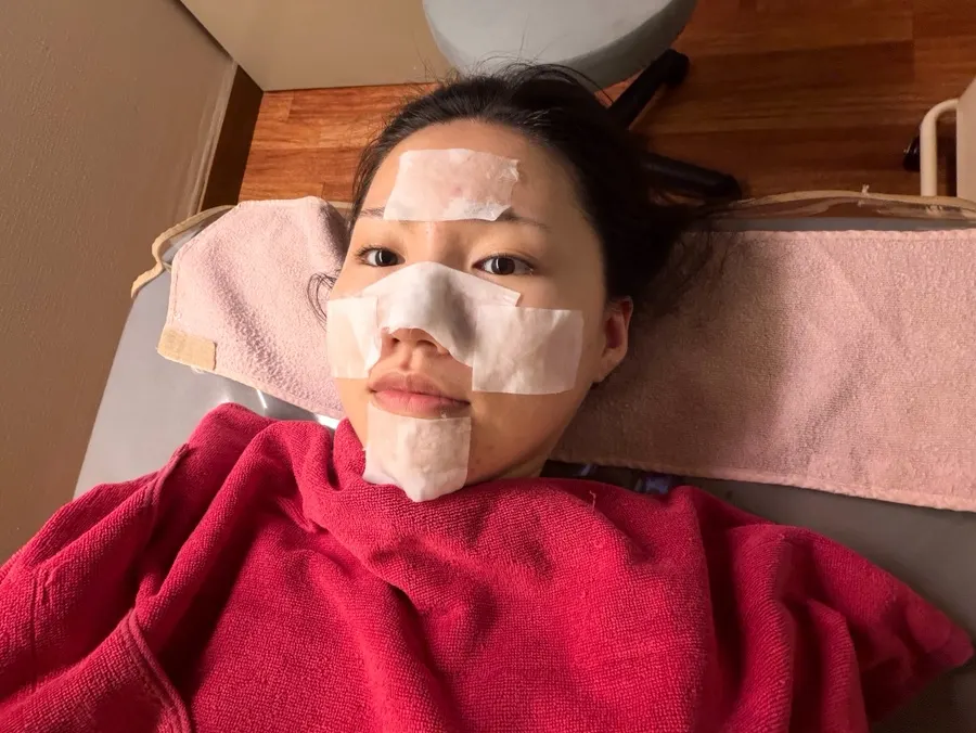 관리 베드에 누워 피지를 불리는 모습