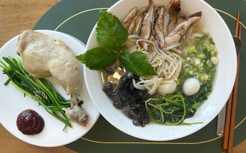 鶏肉・きくらげ・チャムナムル・もやしがのった麺
