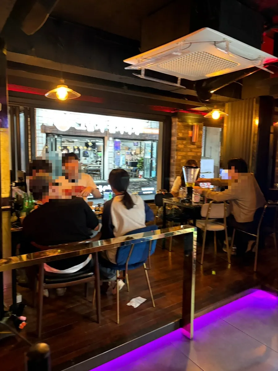 Overview of the seating inside Coco's Sungshin Women's University branch