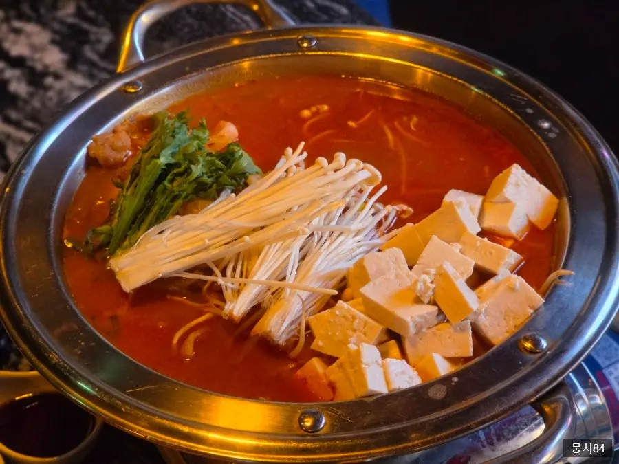 끓고 있는 차돌두부된장찌개