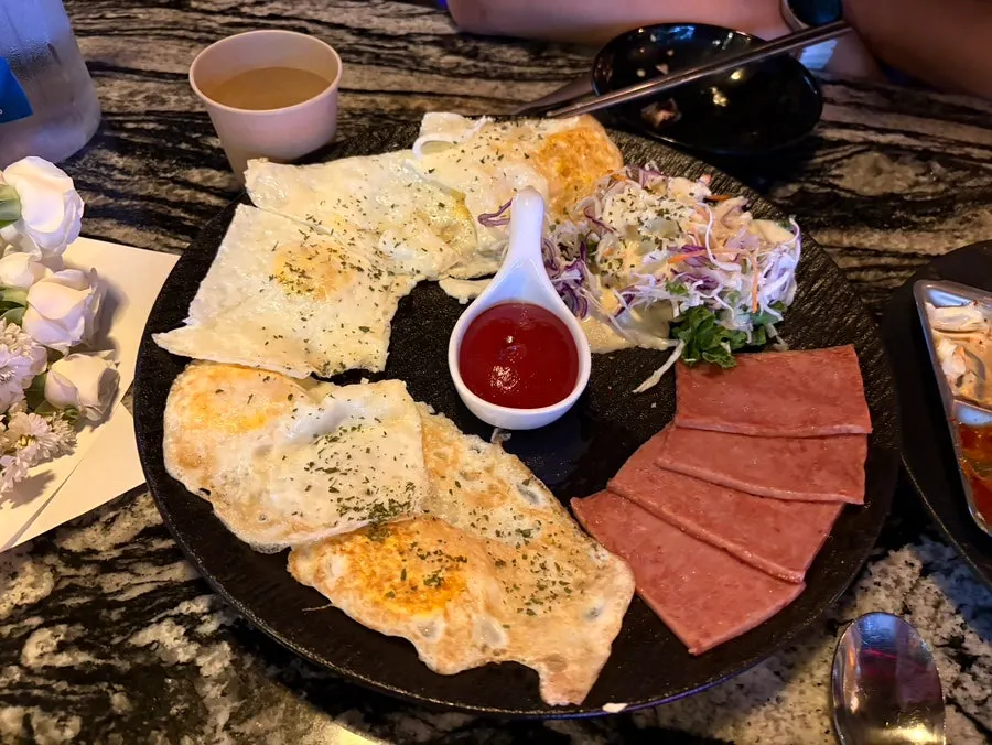 잘라 놓은 통통한 반건조오징어