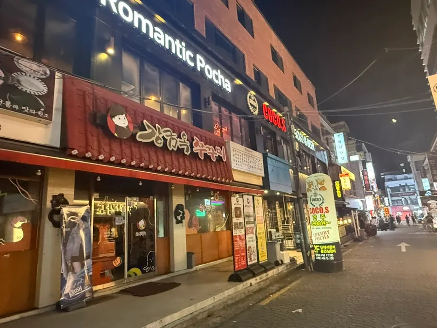 Exterior of Coco's Sungshin Women's University branch on the 2nd floor of a building
