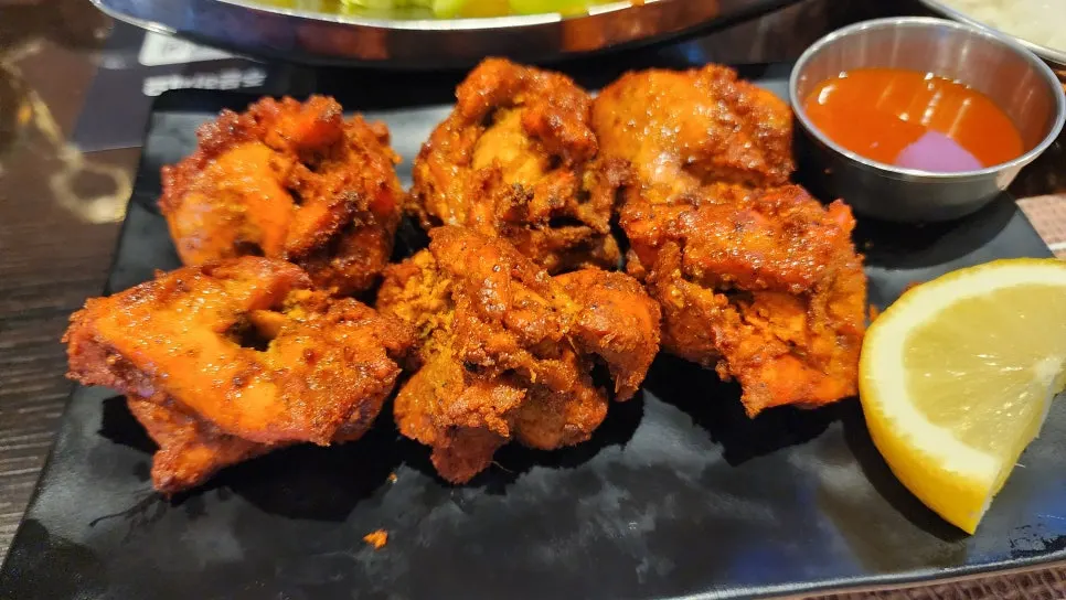 A plate of boneless tandoori chicken