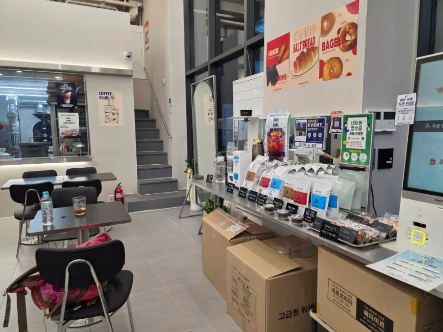 店内のロースティングスペースとコーヒーの香りが広がる店内