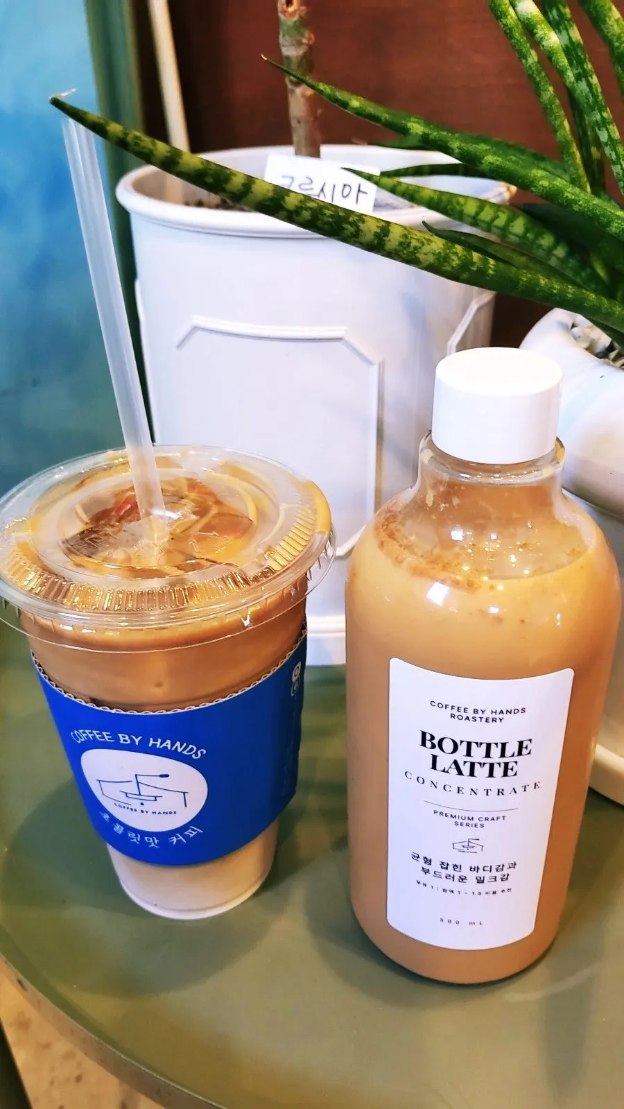 Takeout dutch latte and bottle latte