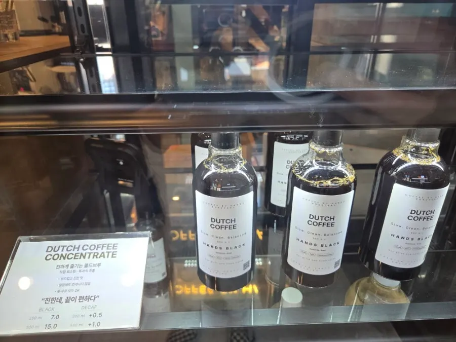 테이크아웃한 바닐라라떼와 보틀라떼