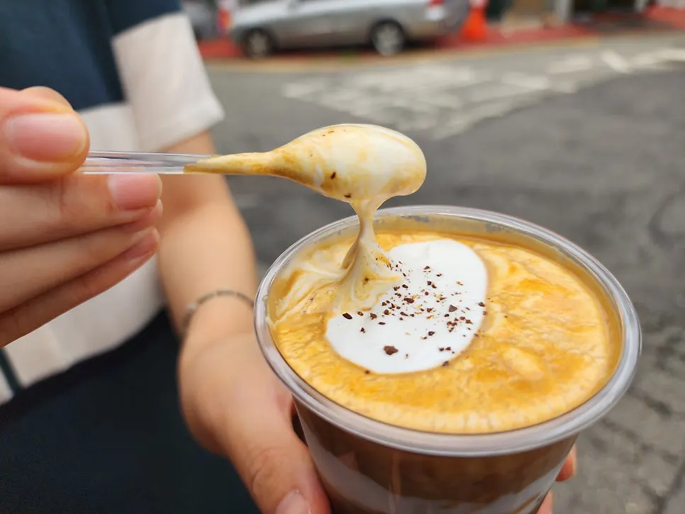 마시멜로우 같은 질감의 아인슈페너 크림