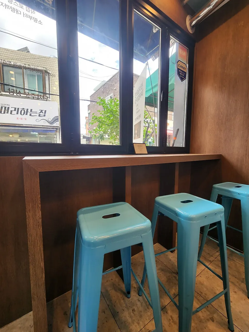 잠깐 앉아 마실 수 있는 카페 내부 좌석