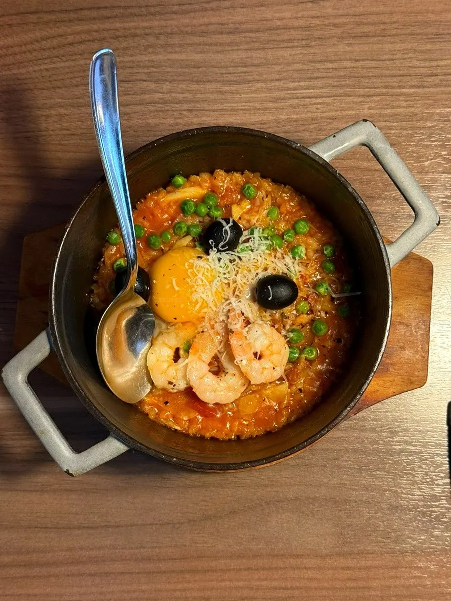 새우와 노른자를 올린 시그니처 빠에야