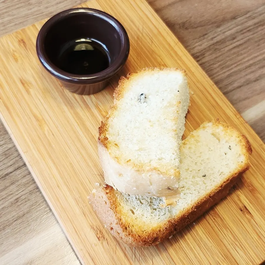 런치 메뉴에 제공되는 식전빵 서빙