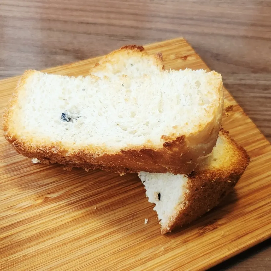 올리브가 박힌 포카치아 식감의 식전빵