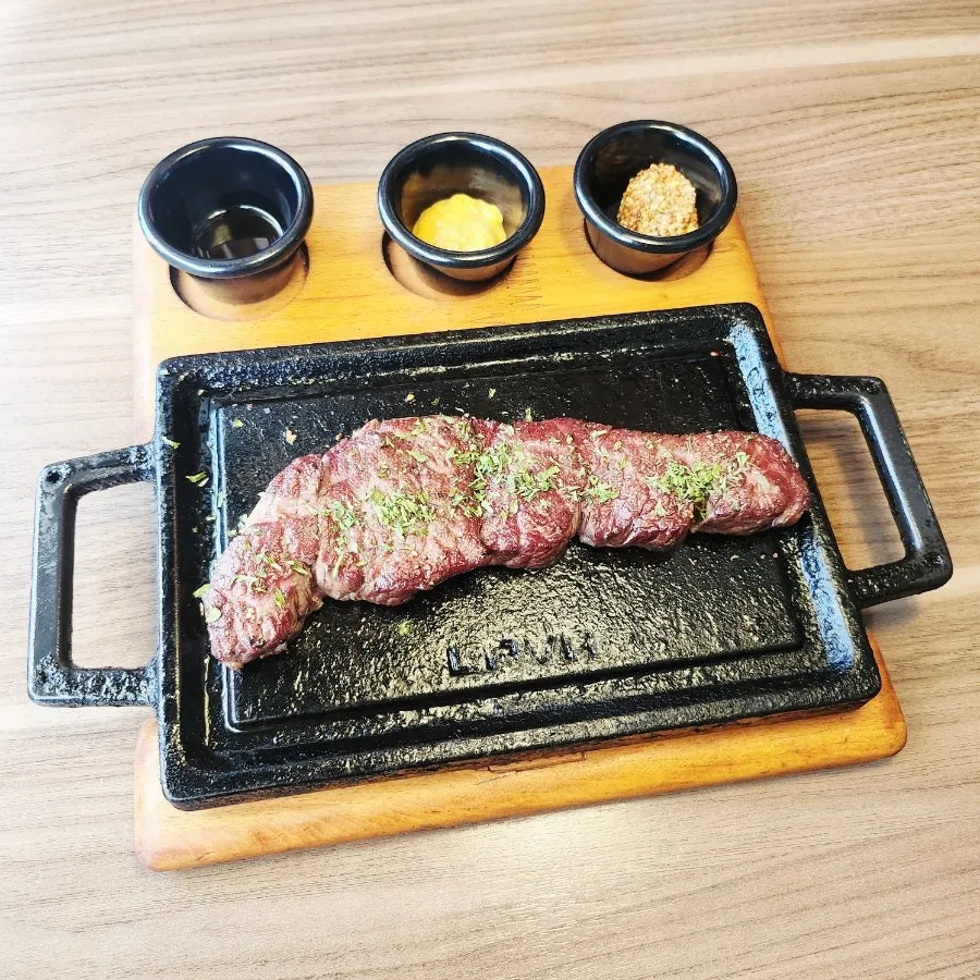 2주 에이징 살치살 스테이크와 전용 식기