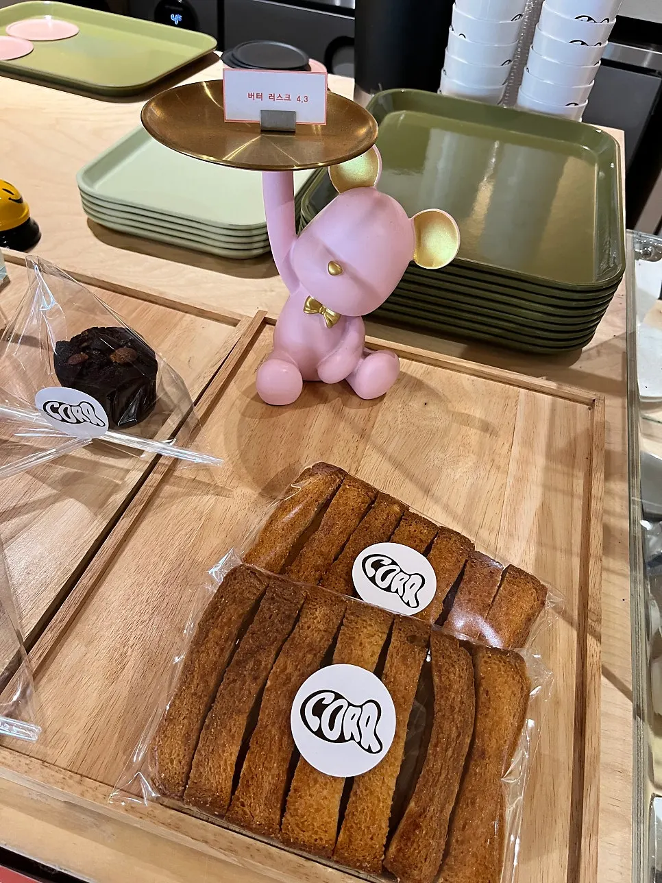 휘낭시에가 가득한 쇼케이스 세로 컷