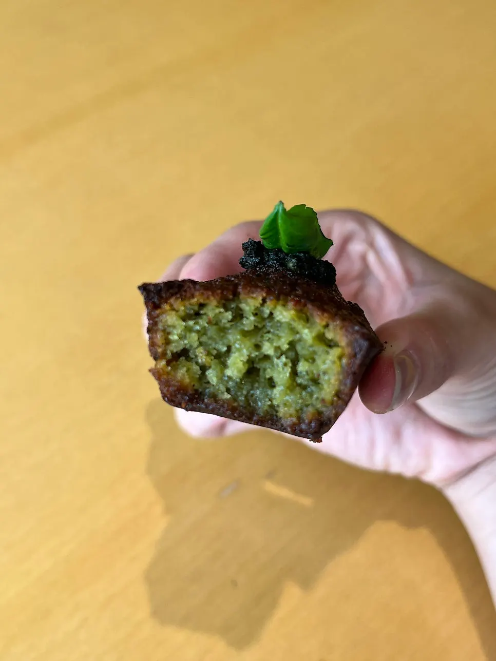 바질페스토 휘낭시에 근접 컷