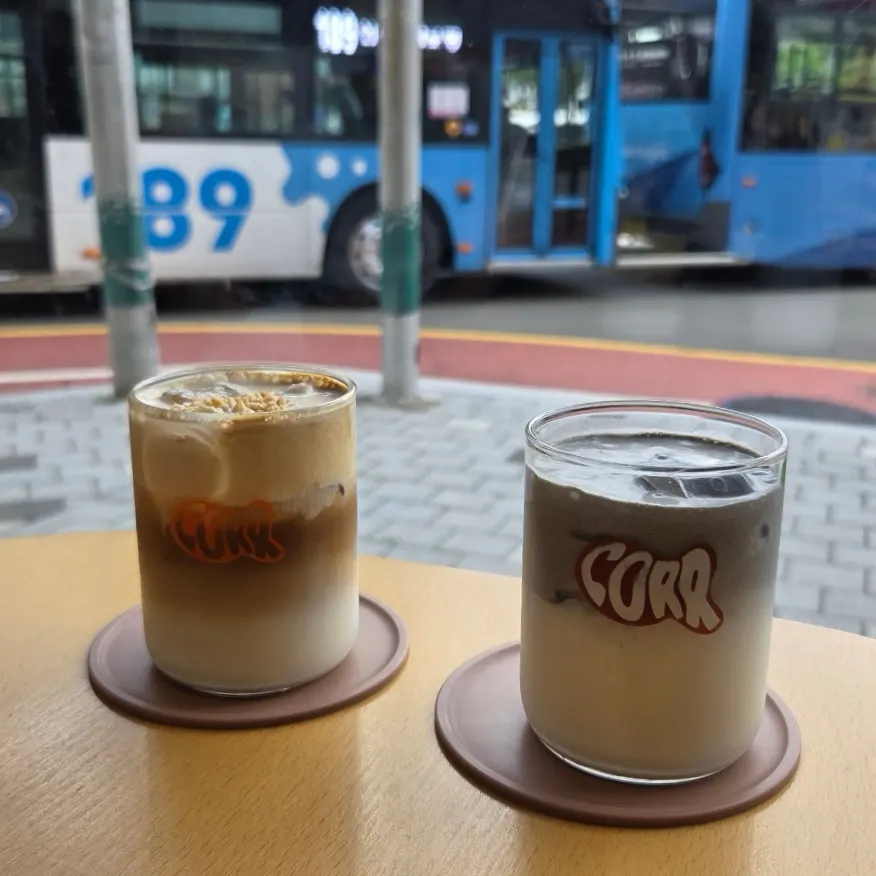 나란히 놓인 코르라떼와 흑임자라떼