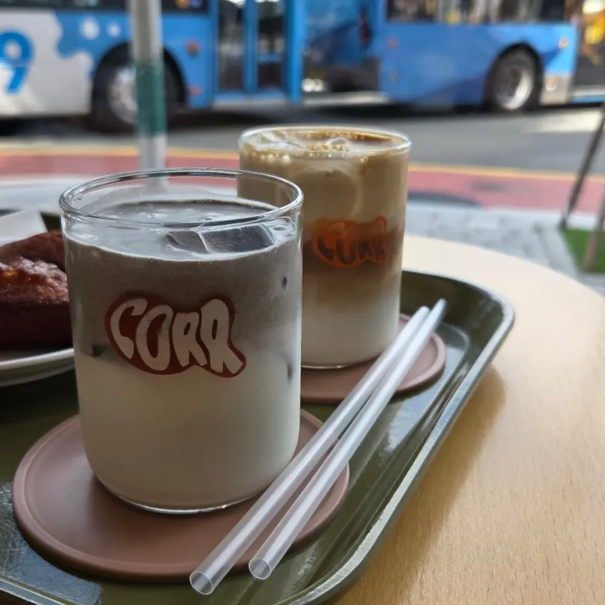 흑임자 크림이 올라간 흑임자라떼