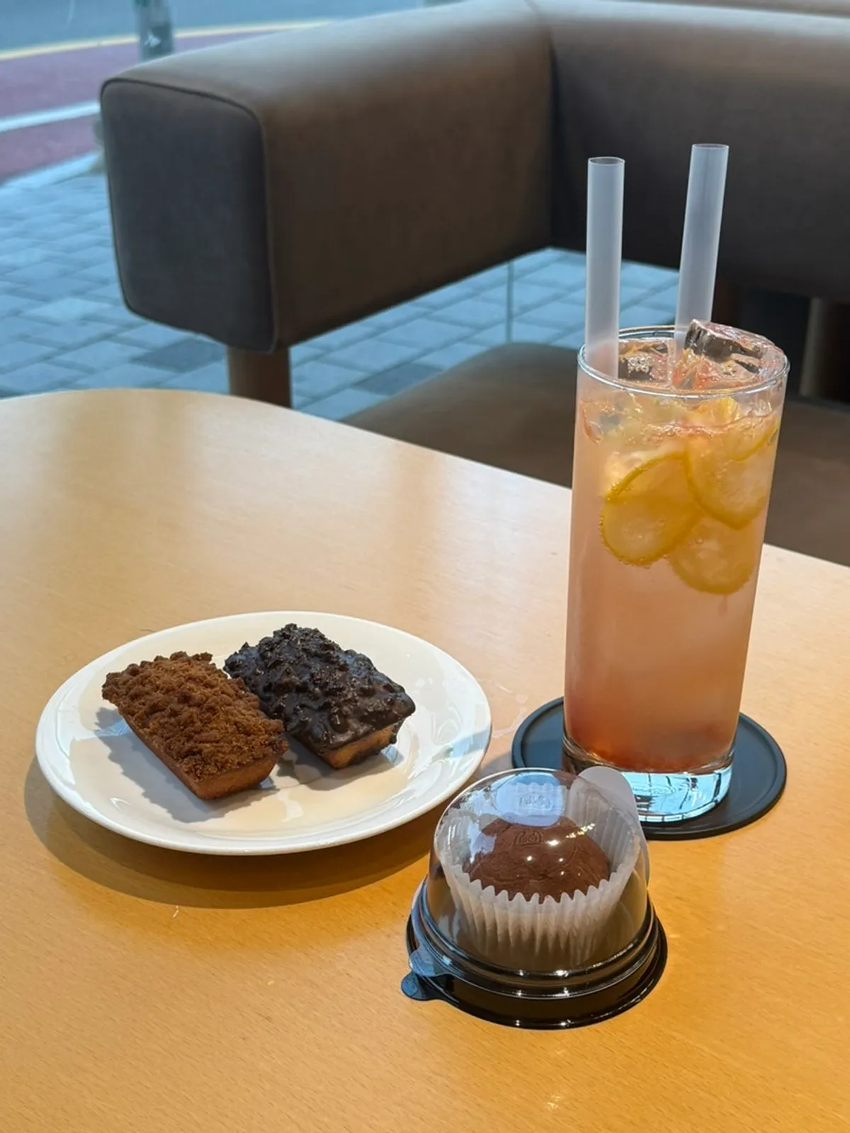 Grapefruit ade, Lotus financier, and dujjonkoo table setting