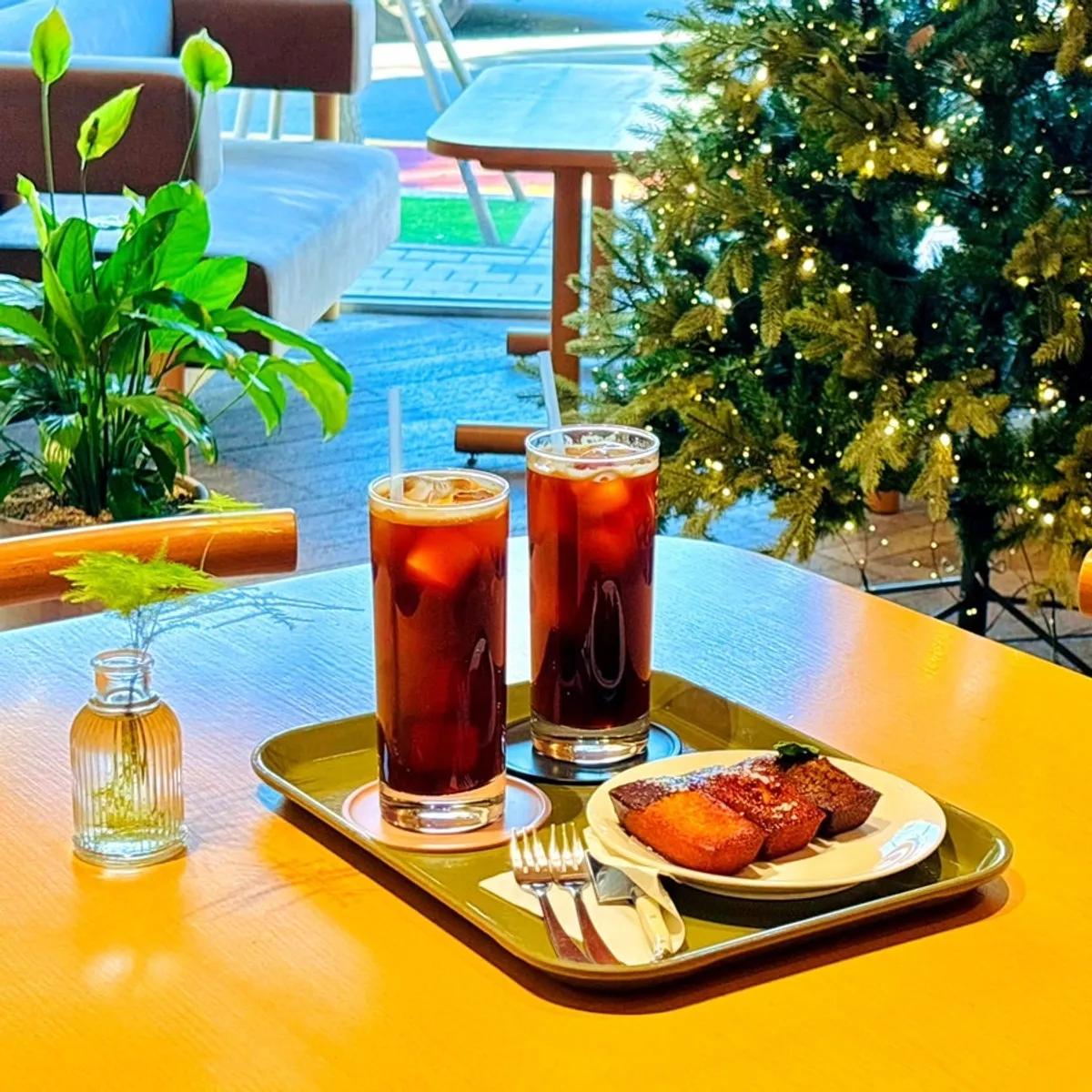 Financiers and americano at CORR café in Sajik-dong