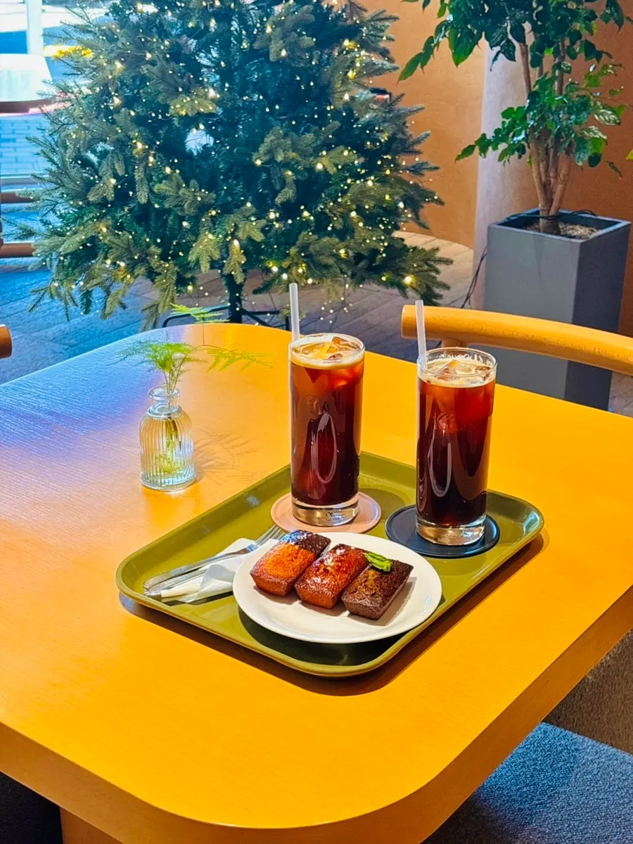 Americano placed next to financiers
