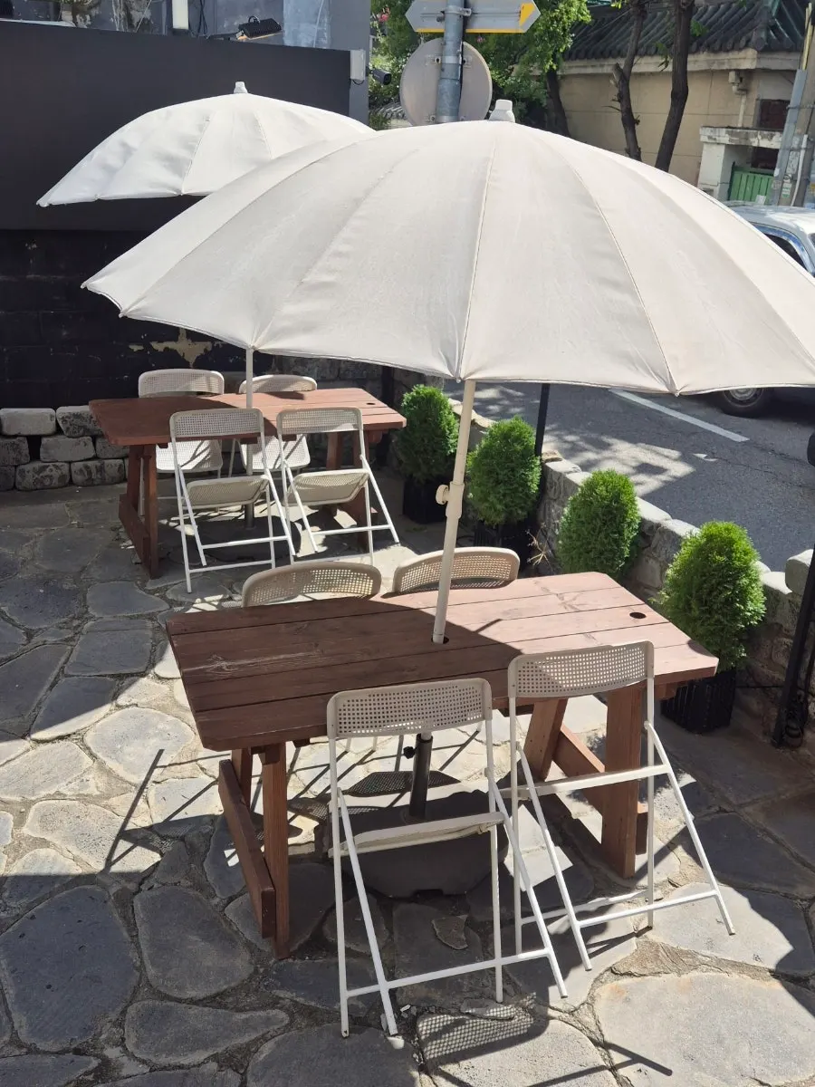 Kueodeukkutteu's terrace with outdoor tables