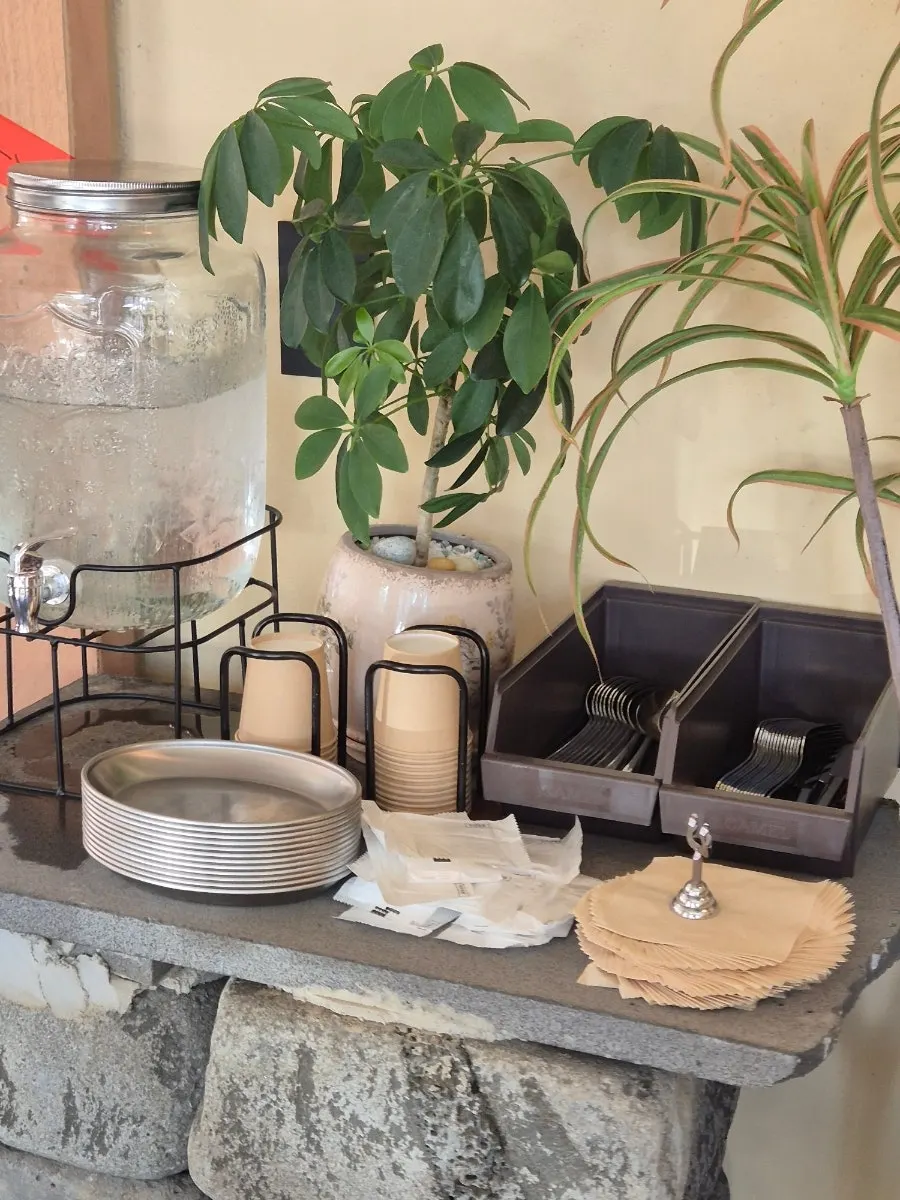 A table set with the meal at Kueodeukkutteu