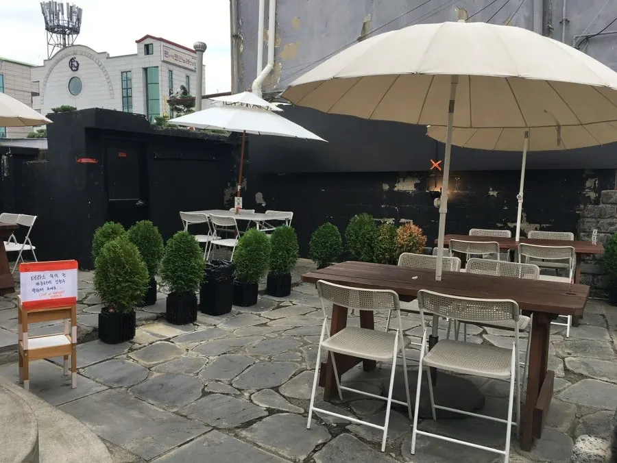 쿠어드꾸뜨 1층 입구 주변 모습