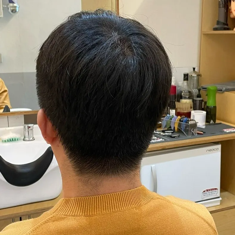 옆머리가 뜬 커트 전 남자 머리