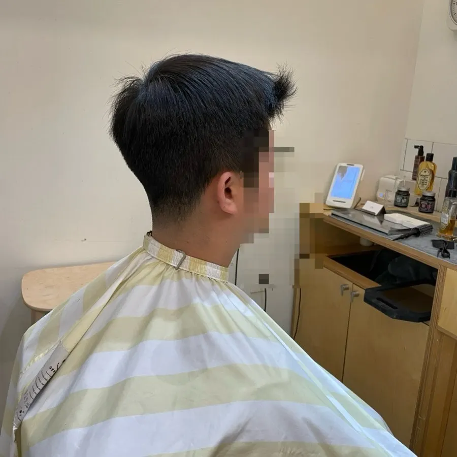 옆머리와 뒷머리를 정리하는 남자 커트