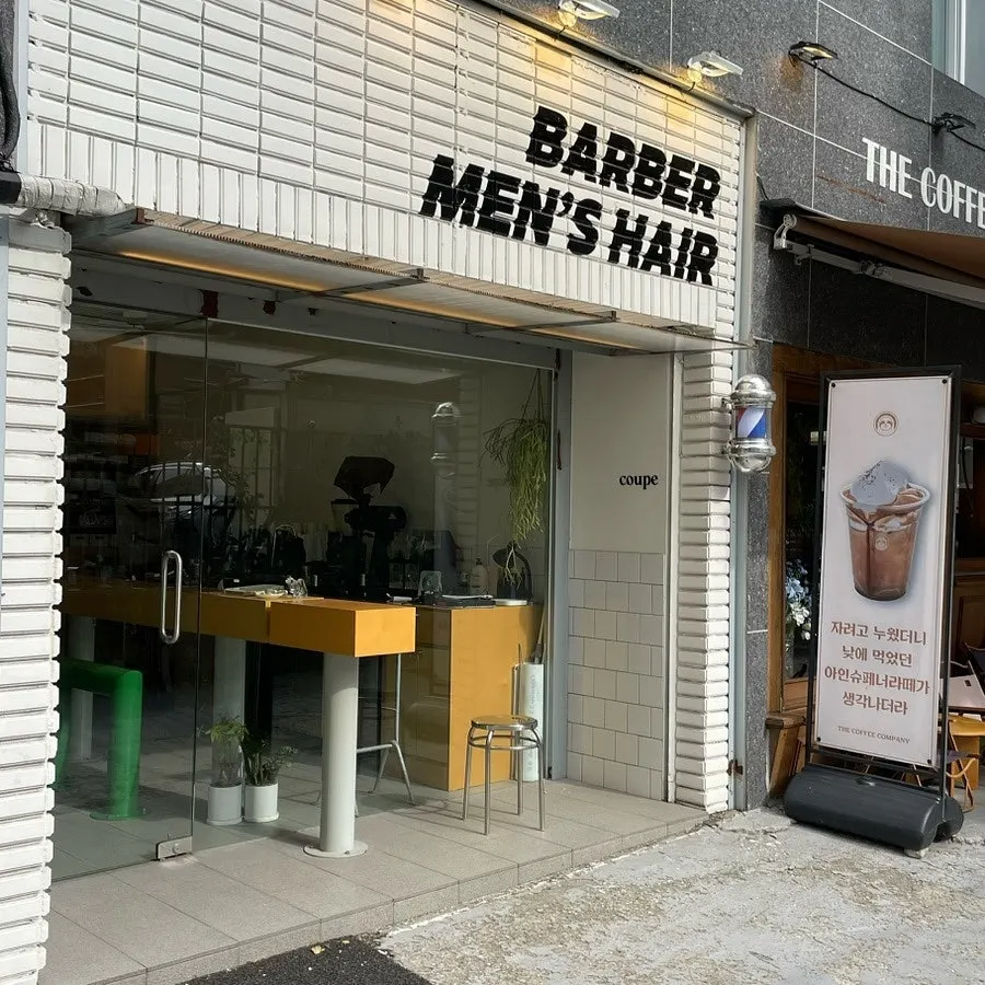 자연스럽게 연출된 남자 포마드 스타일