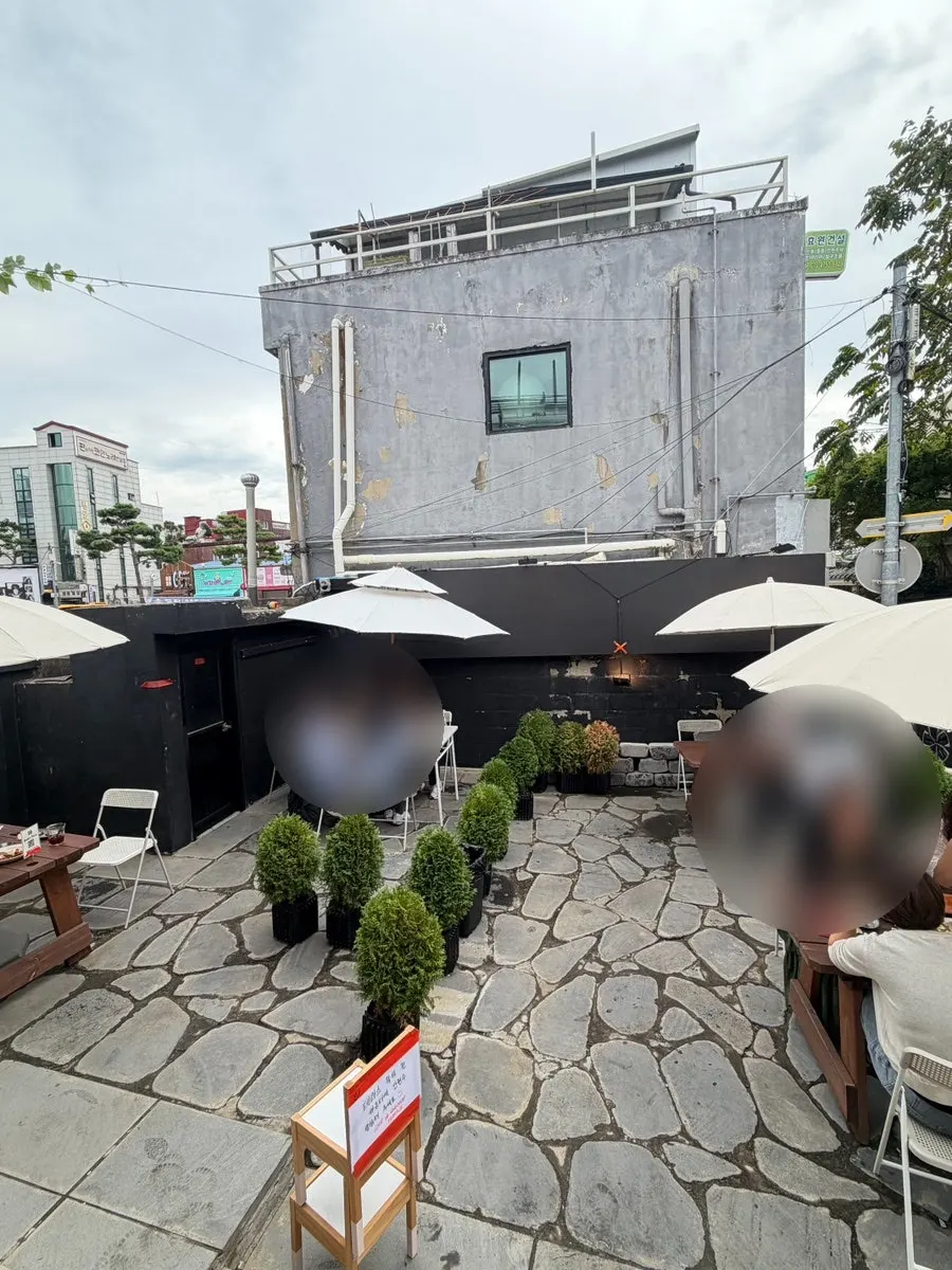쿠어드꾸뜨 야외 좌석 전경